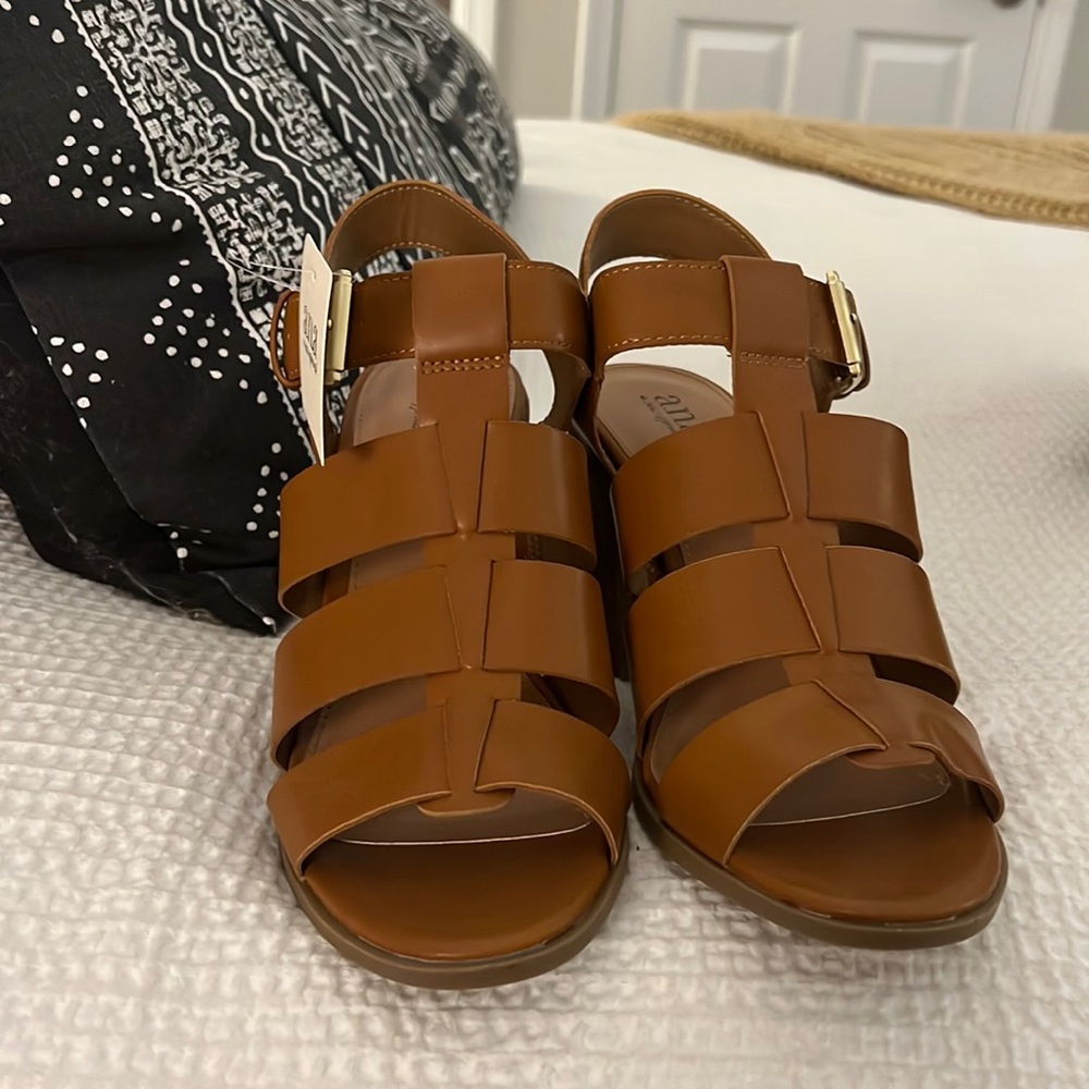 NWT block heels, tan leather Size 9.5